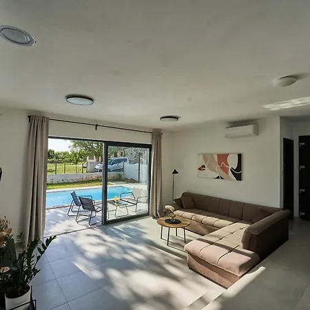 Barbara In For 6 People With Private Pool & Only 1 Km From Villa Poreč