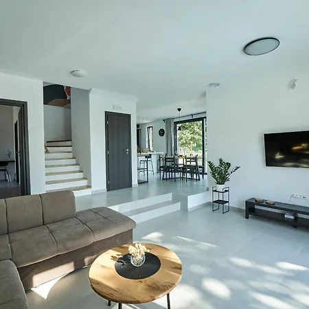 Villa Barbara In For 6 People With Private Pool & Only 1 Km From Porec