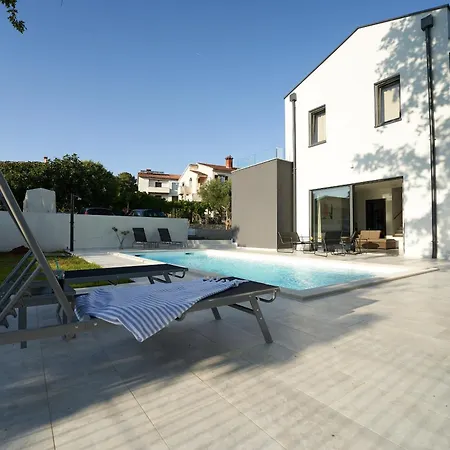 Barbara In For 6 People With Private Pool & Only 1 Km From Porec